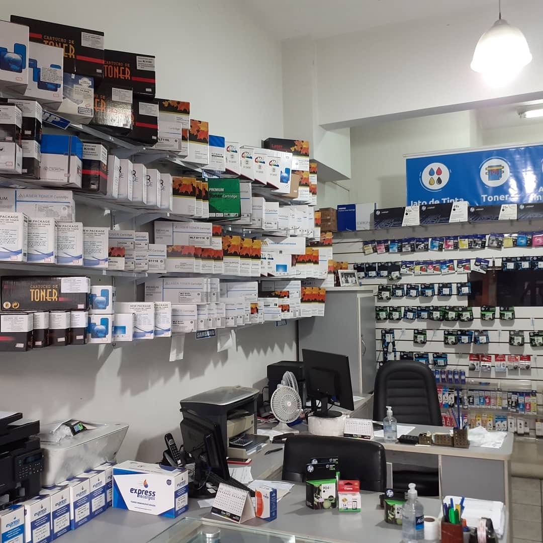 Interior da Express Recargas com produtos e balcão de atendimento